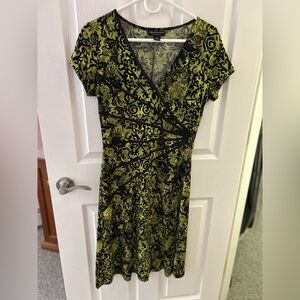 Elegant Black and Green Patterned Dress